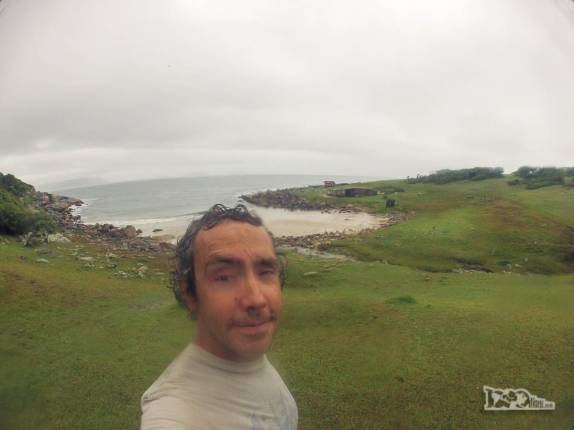 Selfie em dia de muita chuva na trilha entre a Guarda do Embaú e a praia da Pinheira, litoral sul de Santa Catarina